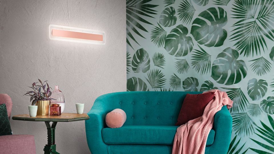 Lampada a parete e divano