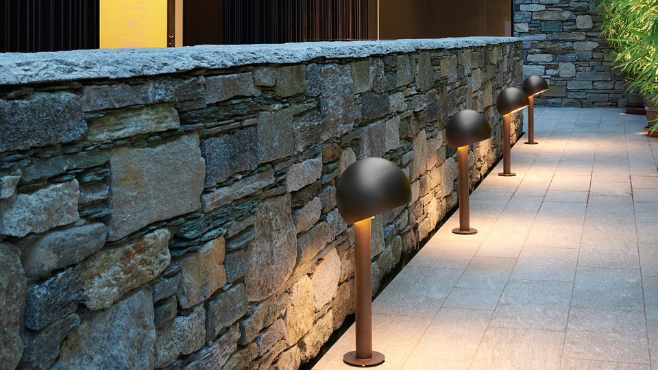 Lampada per esterni e muretto