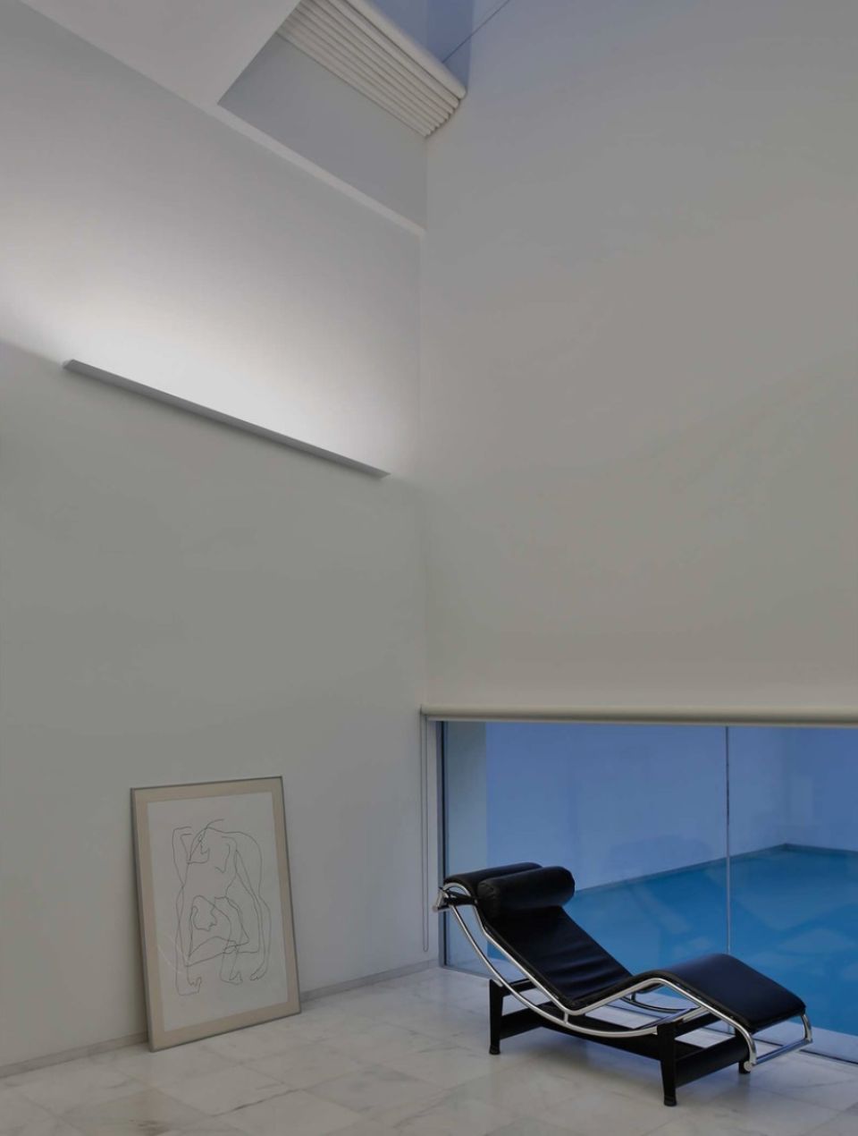 Lampada architetturale e chaise longue