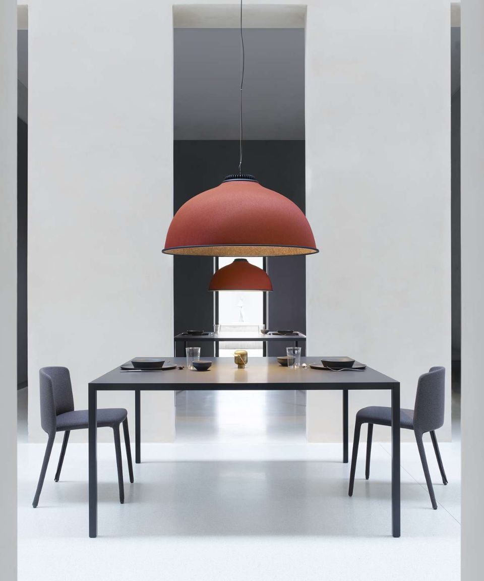 Lampada fonoassorbente sopra tavolo