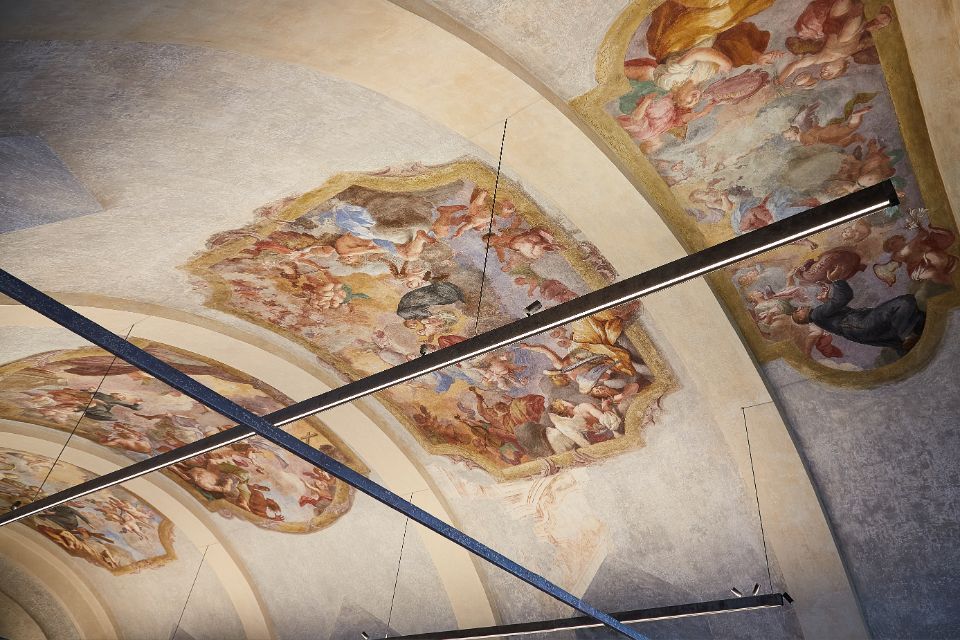 Lampada su misura  e affreschi