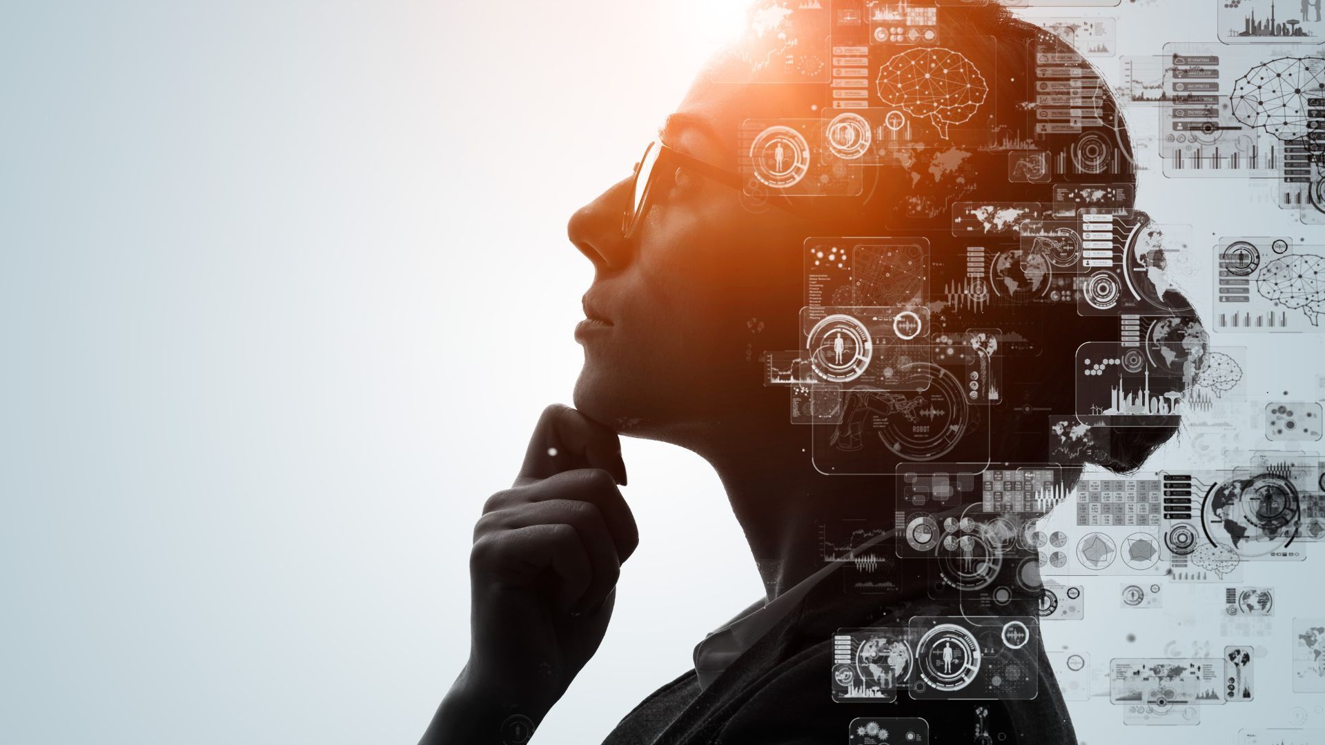 Femme de profil, pensive, avec des données superposées projetées sur sa tête.