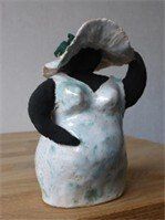 Dikke Dame met Zonnehoed - Keramiek Kunstwerk