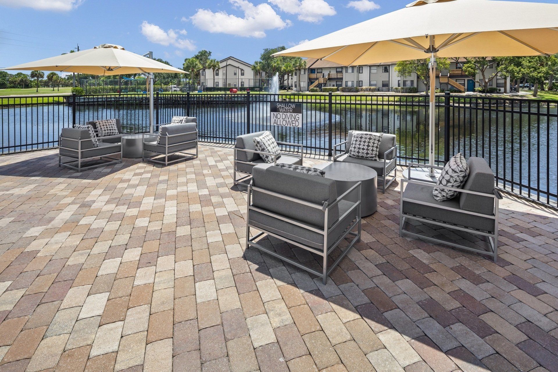 Poolside Lounge | City Harbor