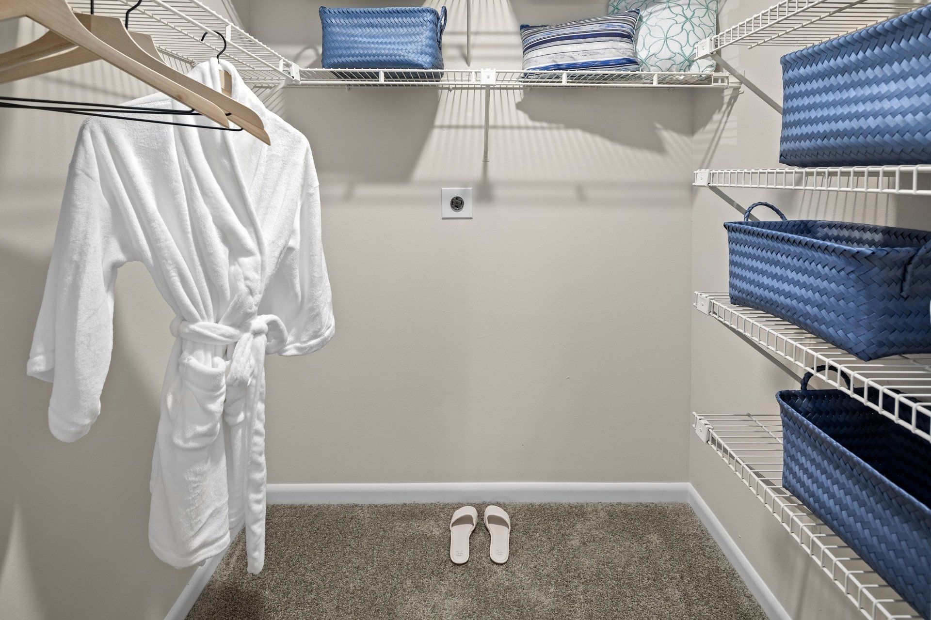 Walk-in closet | City Harbor