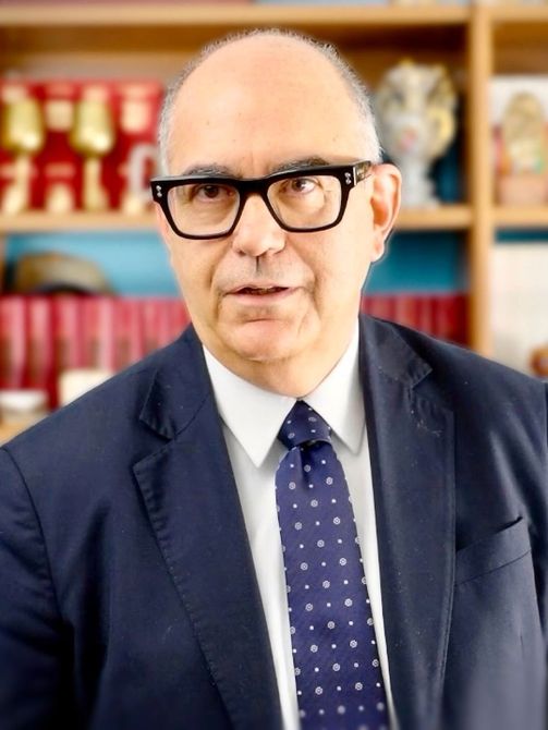 Uomo con camicia nera e cravatta rossa