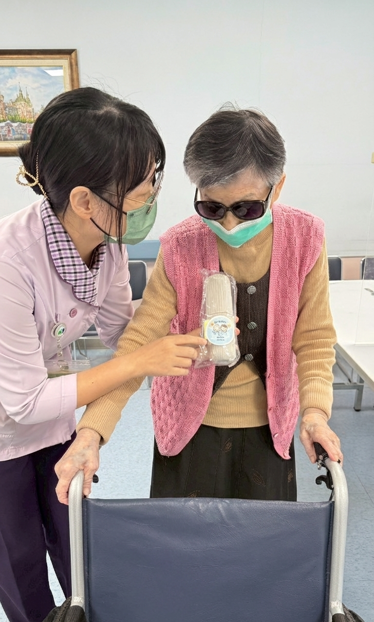 鼓勵長輩施打疫苗，有打疫苗的長輩都可以獲得小禮物。