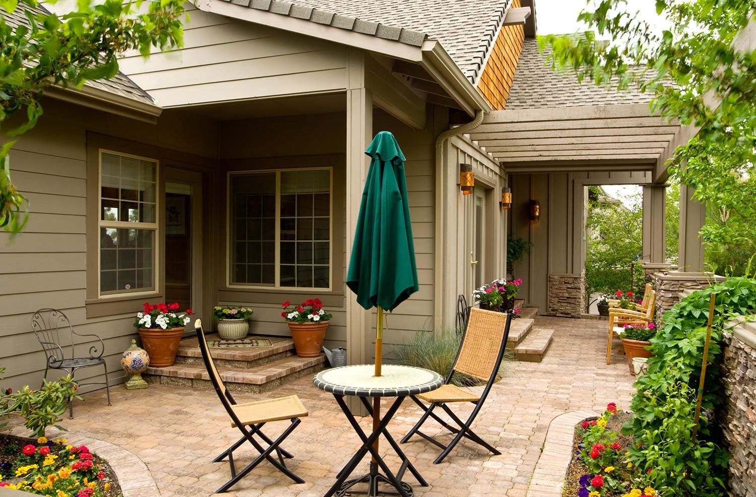Clean Patio — Aiea, HI — Horita Realty Clean Patio — Aiea, HI — Horita Realty