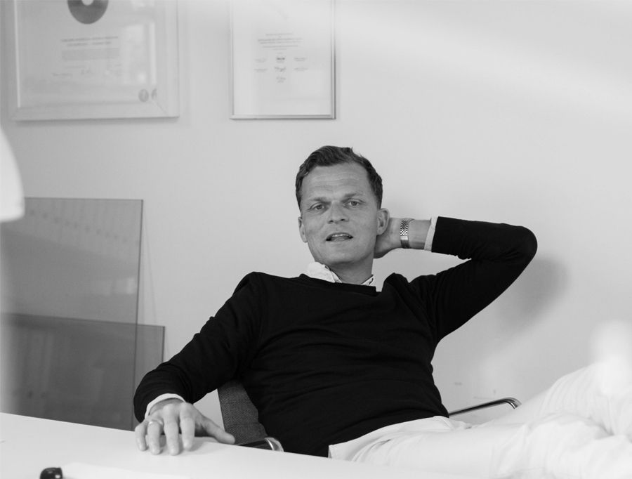 Ein Schwarzweissfoto von Andreas Engesvik im Hemd mit verschränkten Armen.