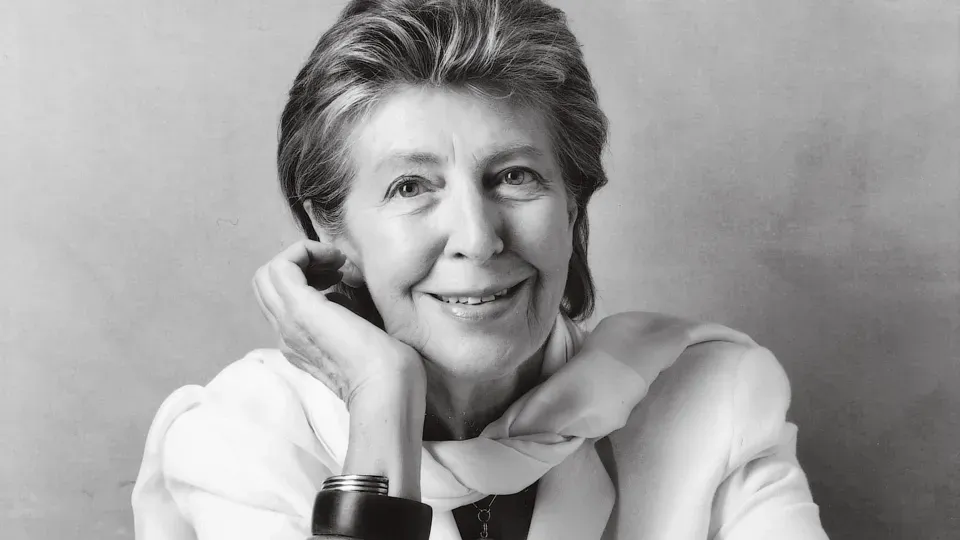 Ein Schwarzweissfoto von Maddalena De Padova, die einen Schal um den Hals trägt