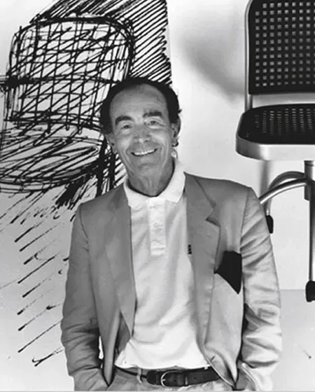 Vico Magistretti sitzt an einem Schreibtisch und telefoniert