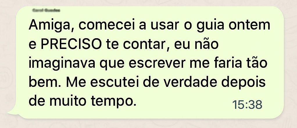 Uma mensagem em português em um balão verde do WhatsApp, informando que a remetente começou a usar um guia e está feliz por ele ajudá-la.