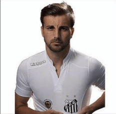 Um homem com barba está vestindo uma camisa kappa branca.