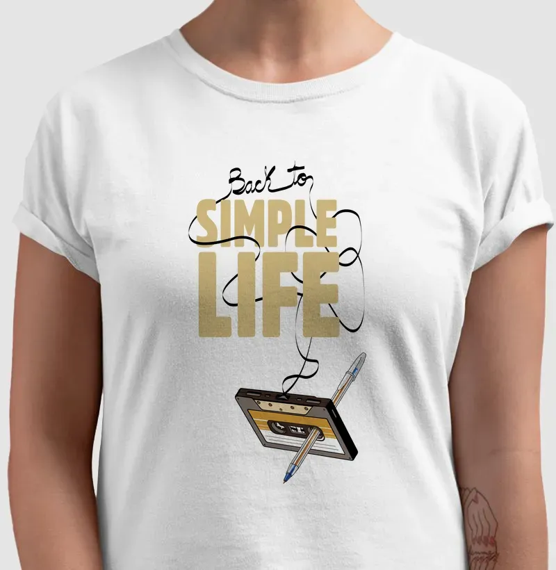 Uma mulher vestindo uma camiseta branca que diz de volta à vida simples