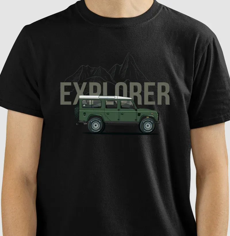 Um homem está vestindo uma camiseta preta que diz explorador