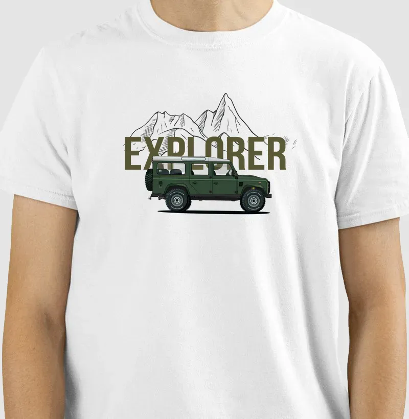 Um homem está vestindo uma camiseta branca que diz explorador