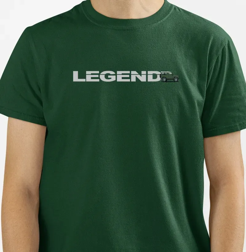 Um homem está vestindo uma camiseta verde que diz lenda