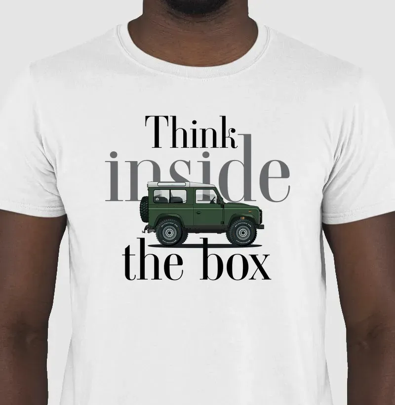 Um homem está vestindo uma camiseta que diz pense dentro da caixa