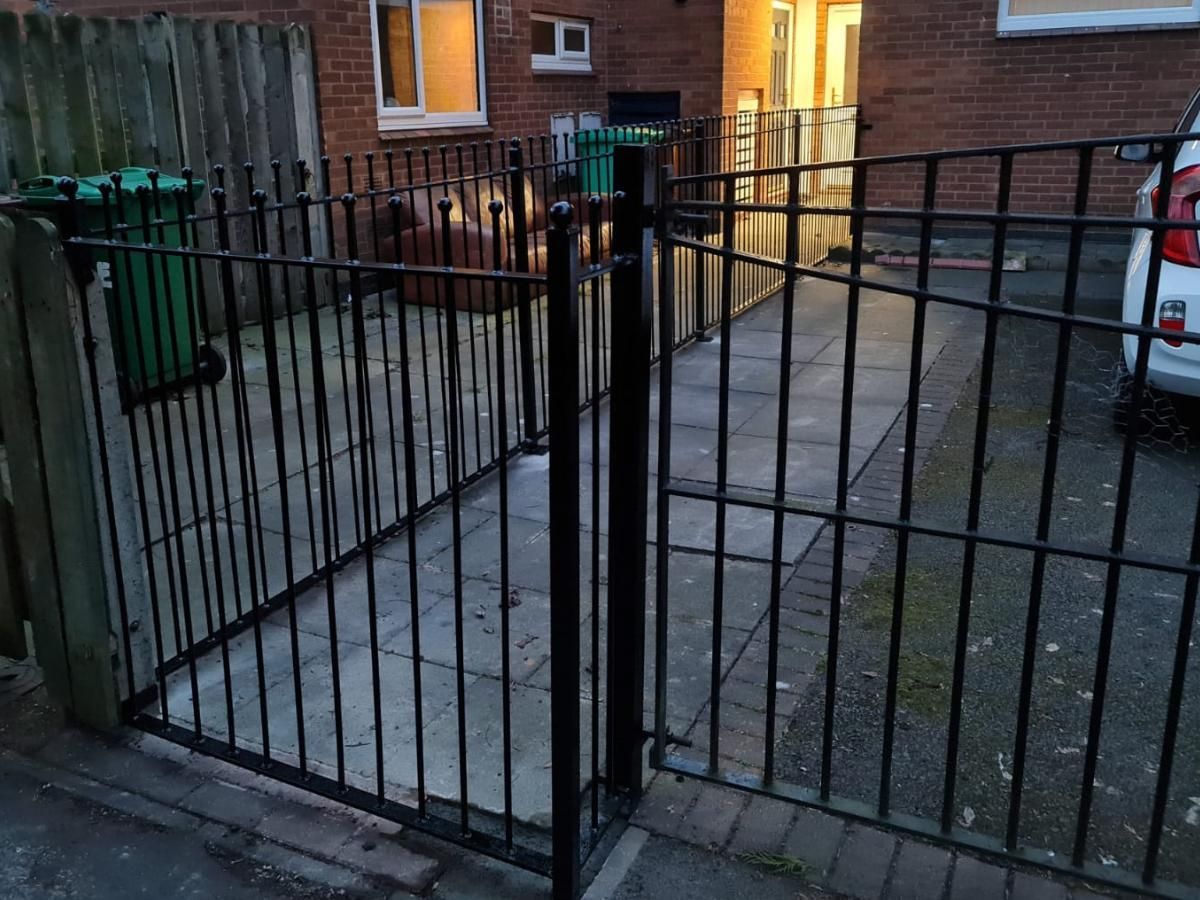 Nottingham Metalworks ball top railings installed with a ball top gate