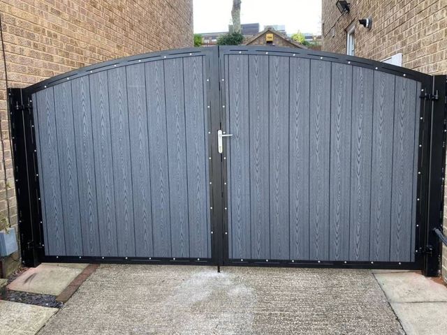 Nottingham Metalworks double composite driveway gaets with metal frame
