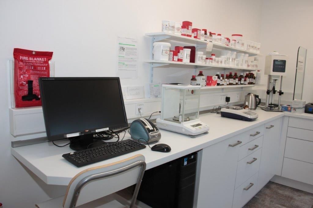 Ein Computer steht auf einem Schreibtisch in einem Labor.