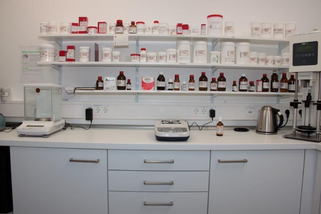 Eine Küche mit vielen Flaschen in den Regalen