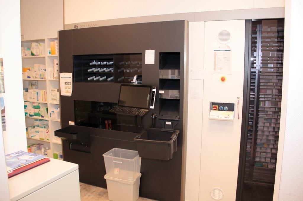 Eine Apotheke mit einem Automaten mitten im Raum.