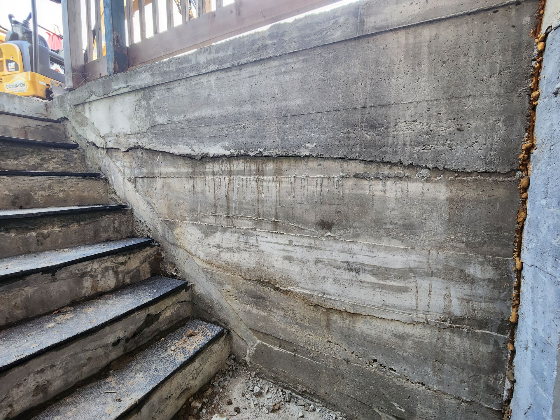 Un mur en béton avec des escaliers qui y mènent