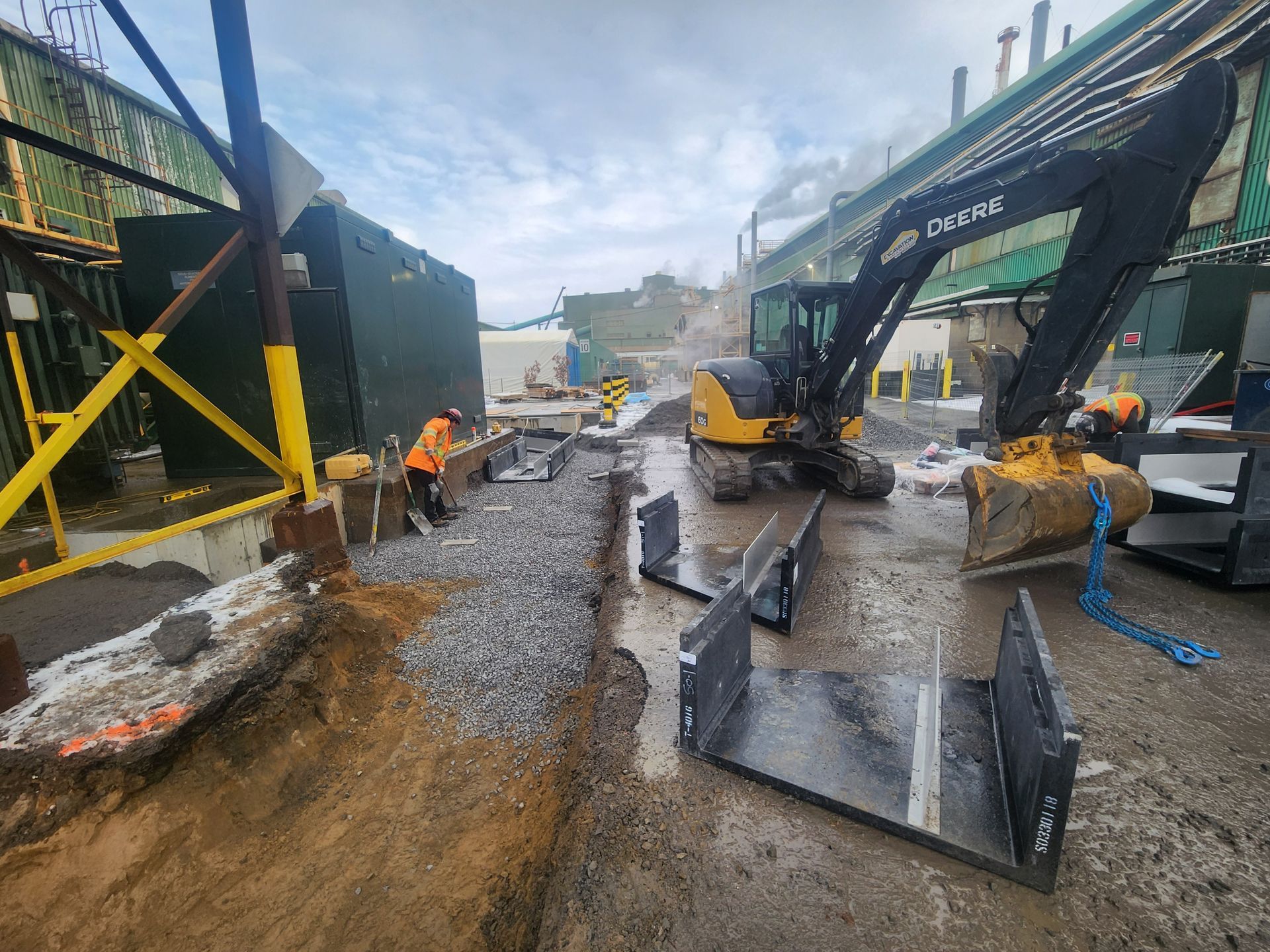 Un chantier avec un bulldozer et un godet.