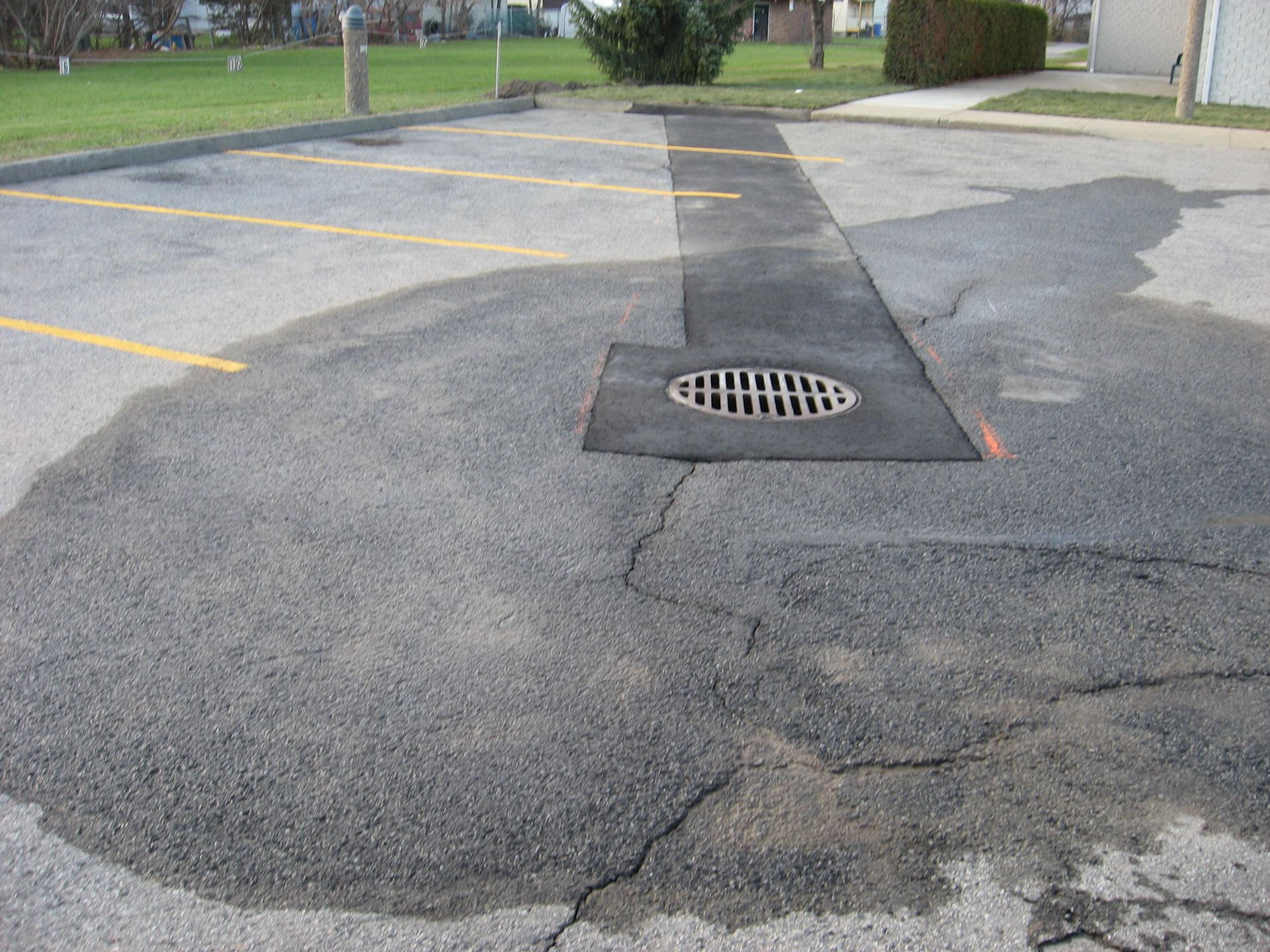 Un trou de drainage au milieu d'un parking