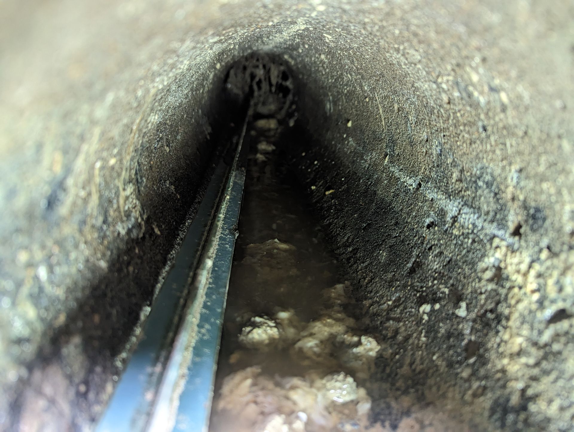 Un gros plan de l'intérieur d'un tuyau de drain francais