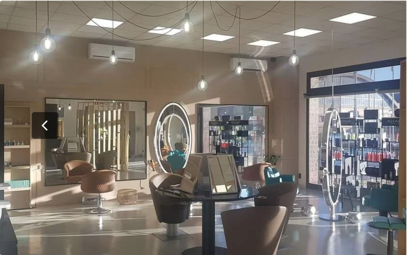 Un salone con molte sedie e specchi