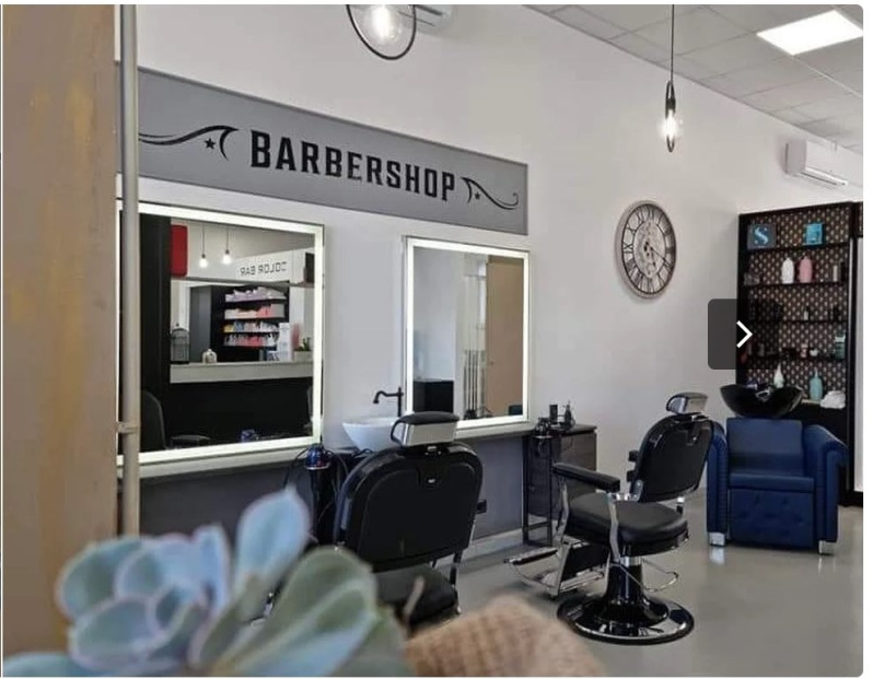 Un barbiere con un cartello che dice barbiere