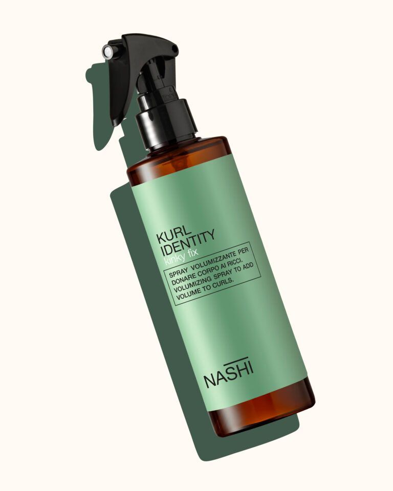 Una bottiglia di spray identificativo Nashi Curl su uno sfondo bianco.