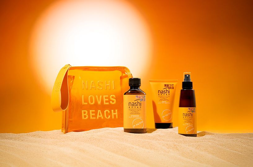 Una borsa con la scritta ``ama la spiaggia'' è appoggiata su una spiaggia sabbiosa.