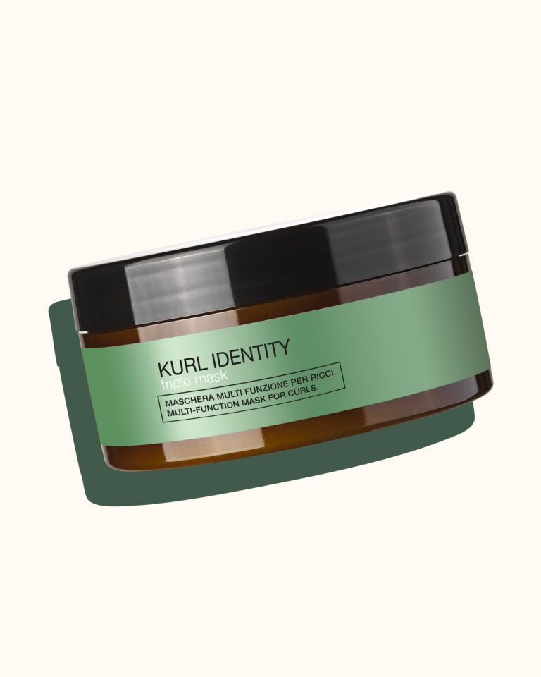 Un barattolo di maschera per capelli Curl Identity su uno sfondo bianco.