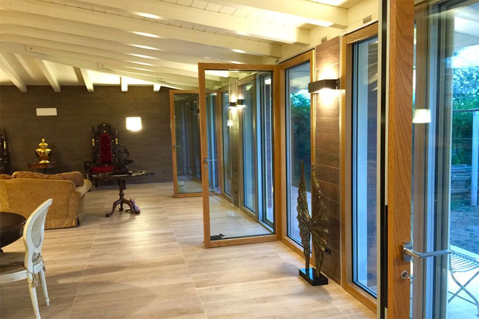 porte finestre con profilo in legno scuro