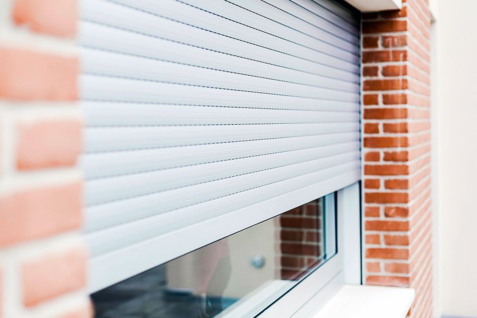 serranda bianca finestra