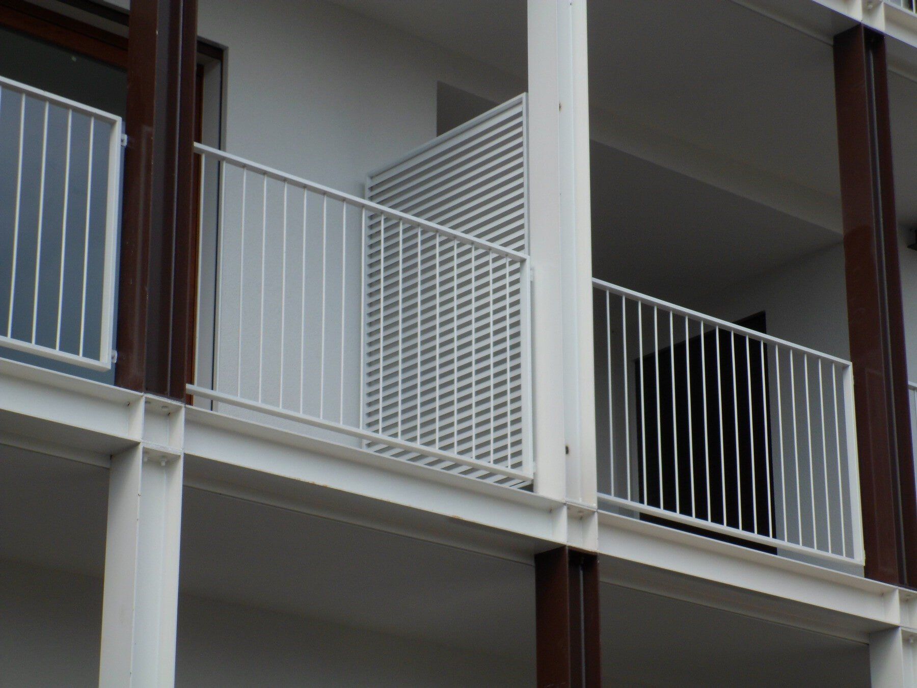 divisore balcone in acciaio verniciato bianco