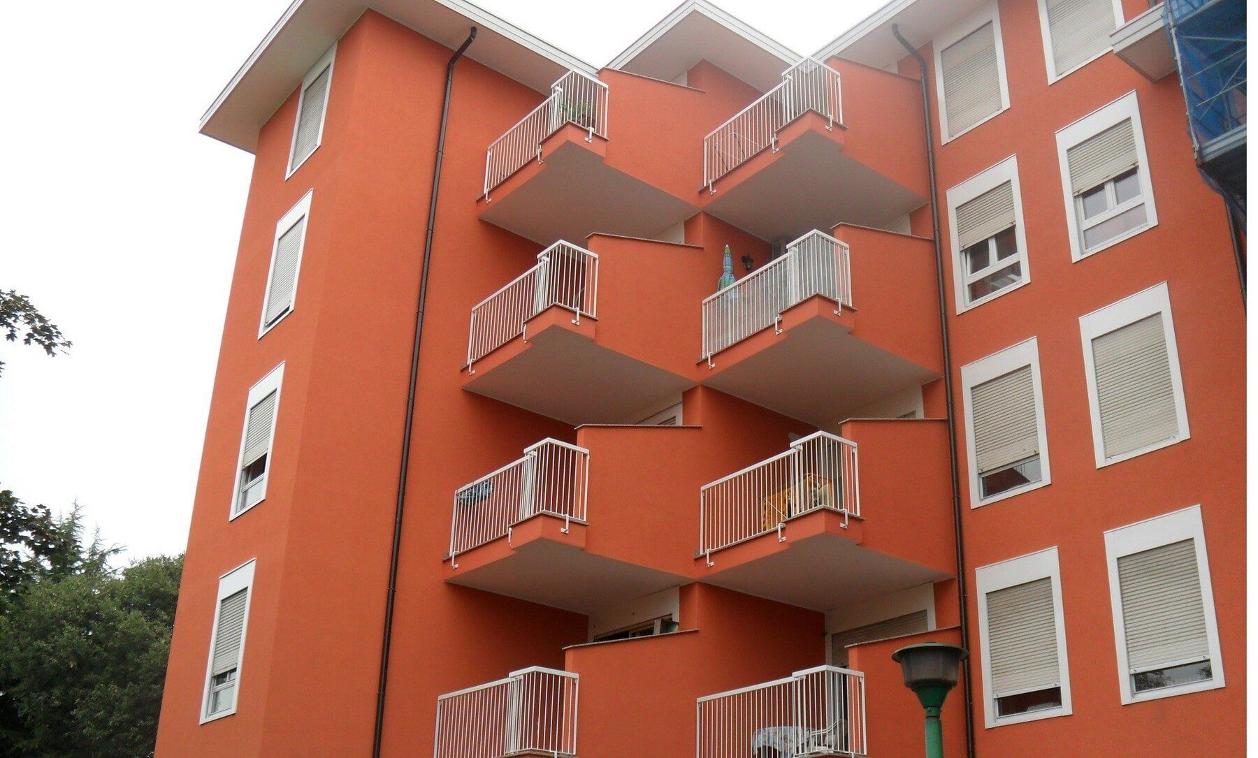 vista balconi con ringhiere in ferro