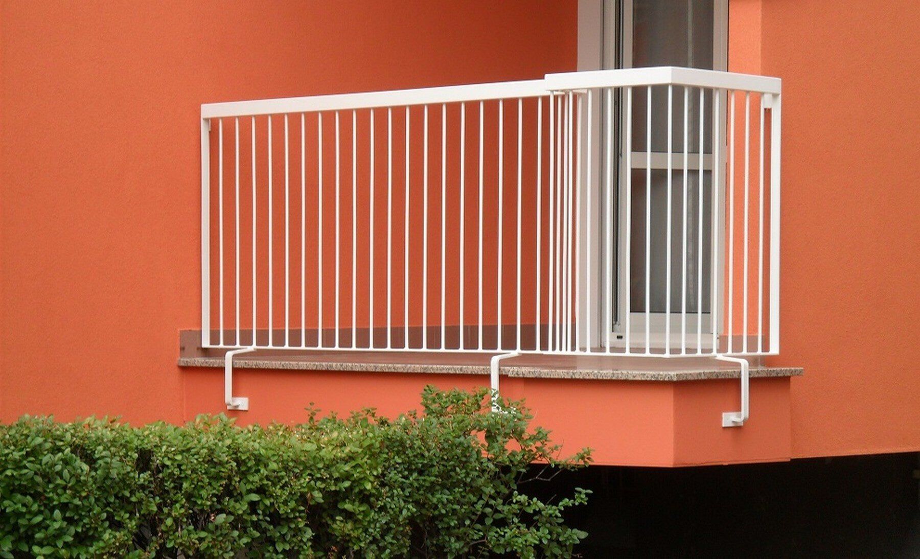 balcone condominio con ringhiera in ferro