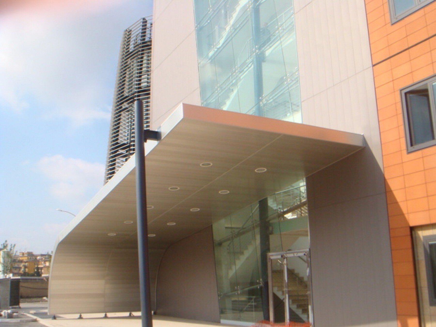pensilina edificio in lamiera