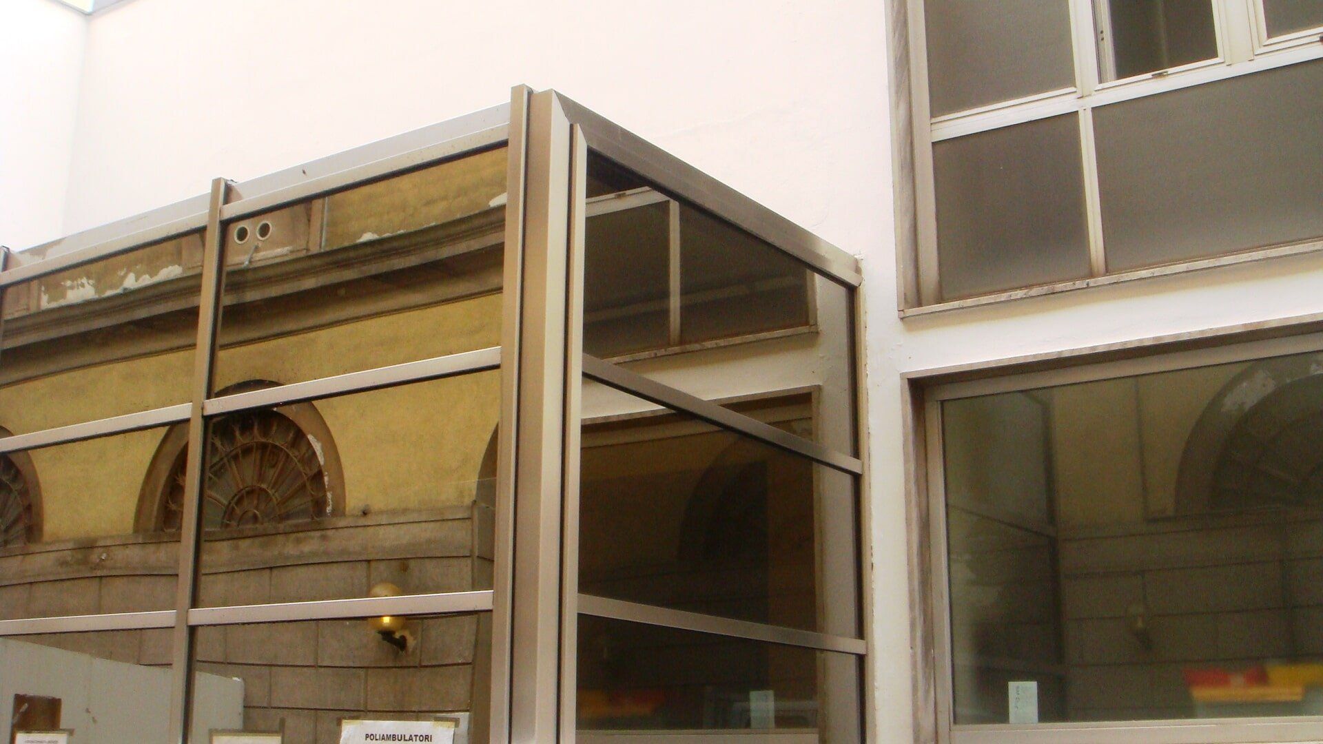 ingresso locale commerciale con vetrata