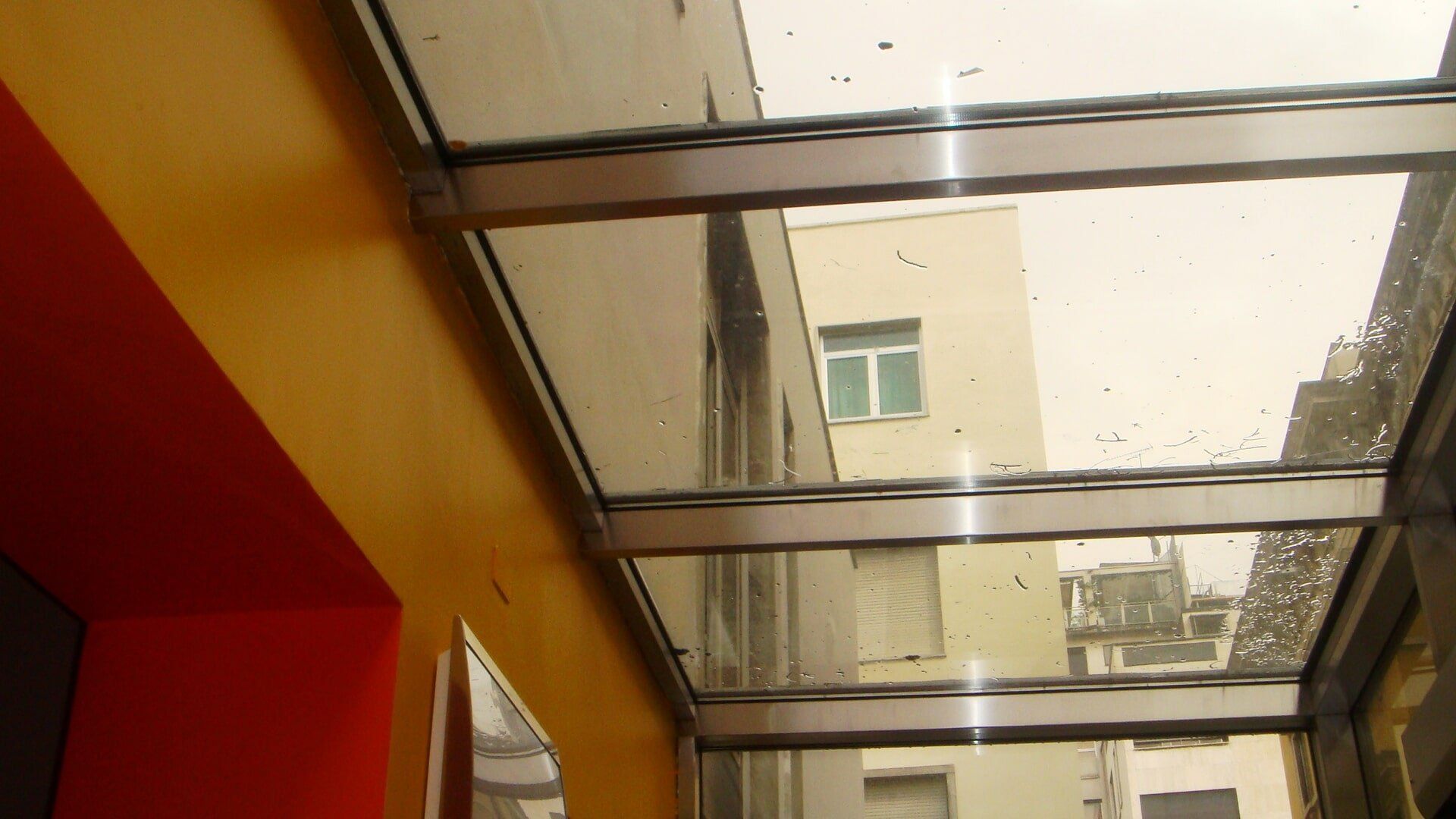 entrata negozio con profili in acciaio inox