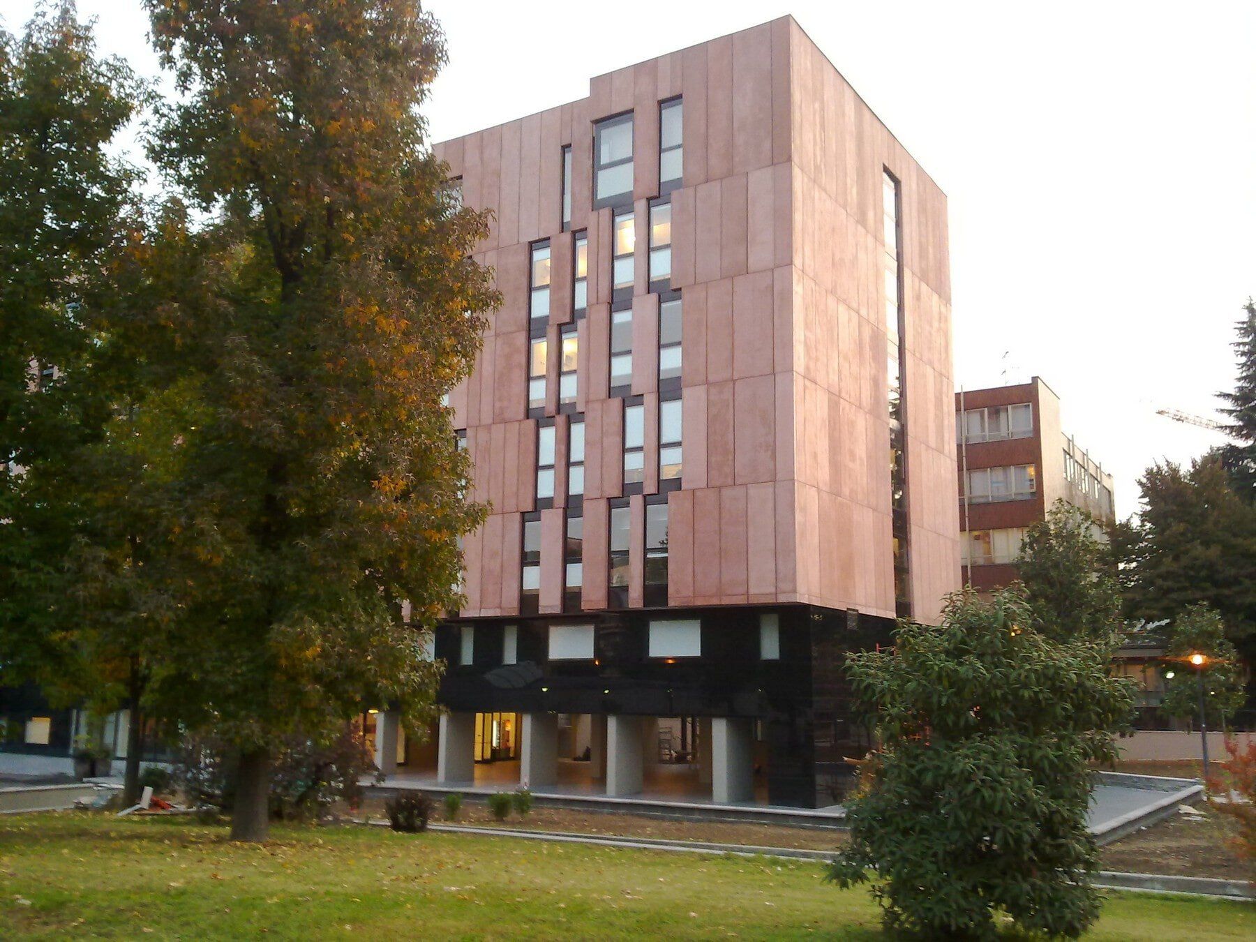 palazzo con finestre in alluminio