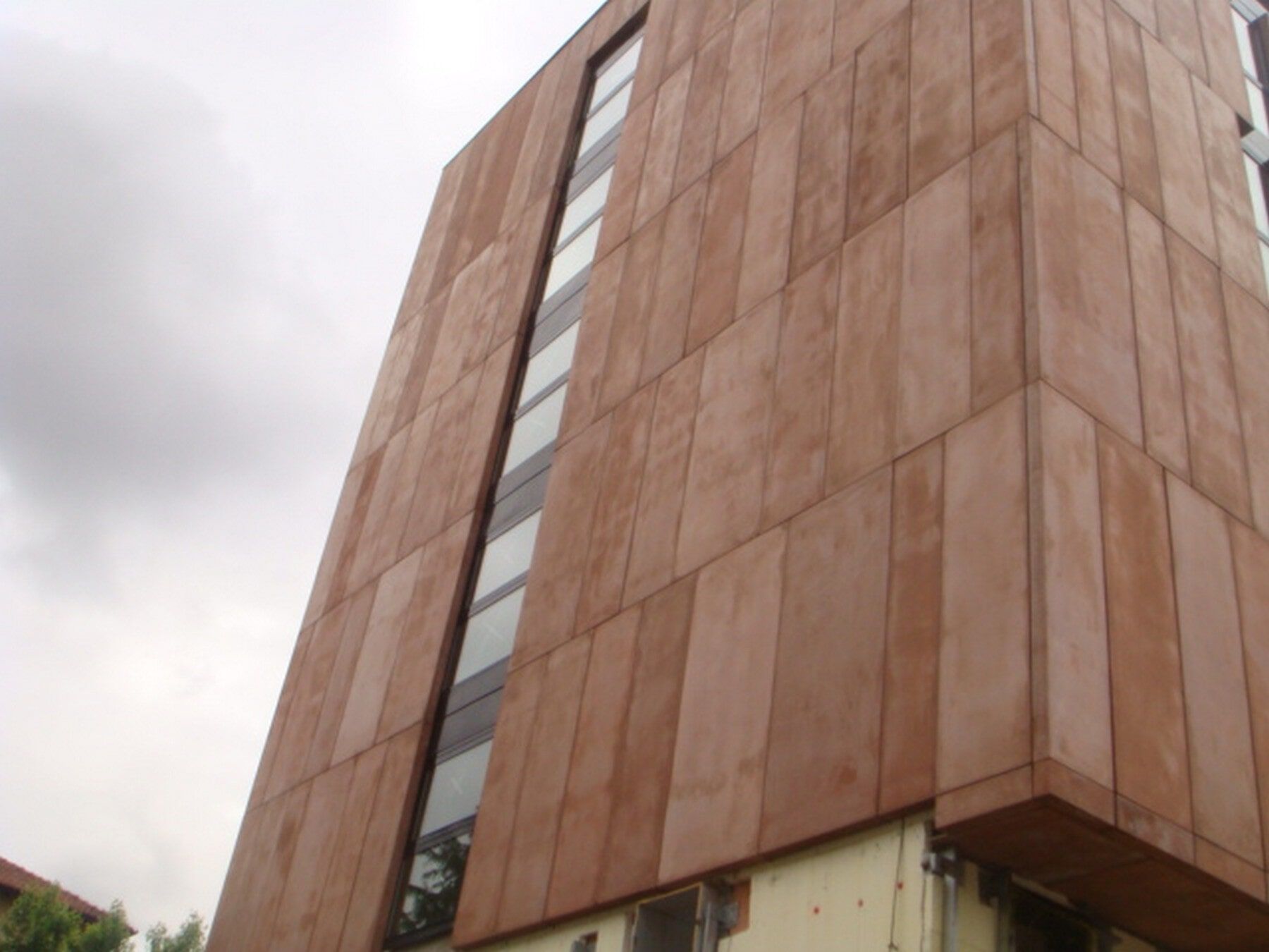 edificio moderno con finestre a bilico in alluminio