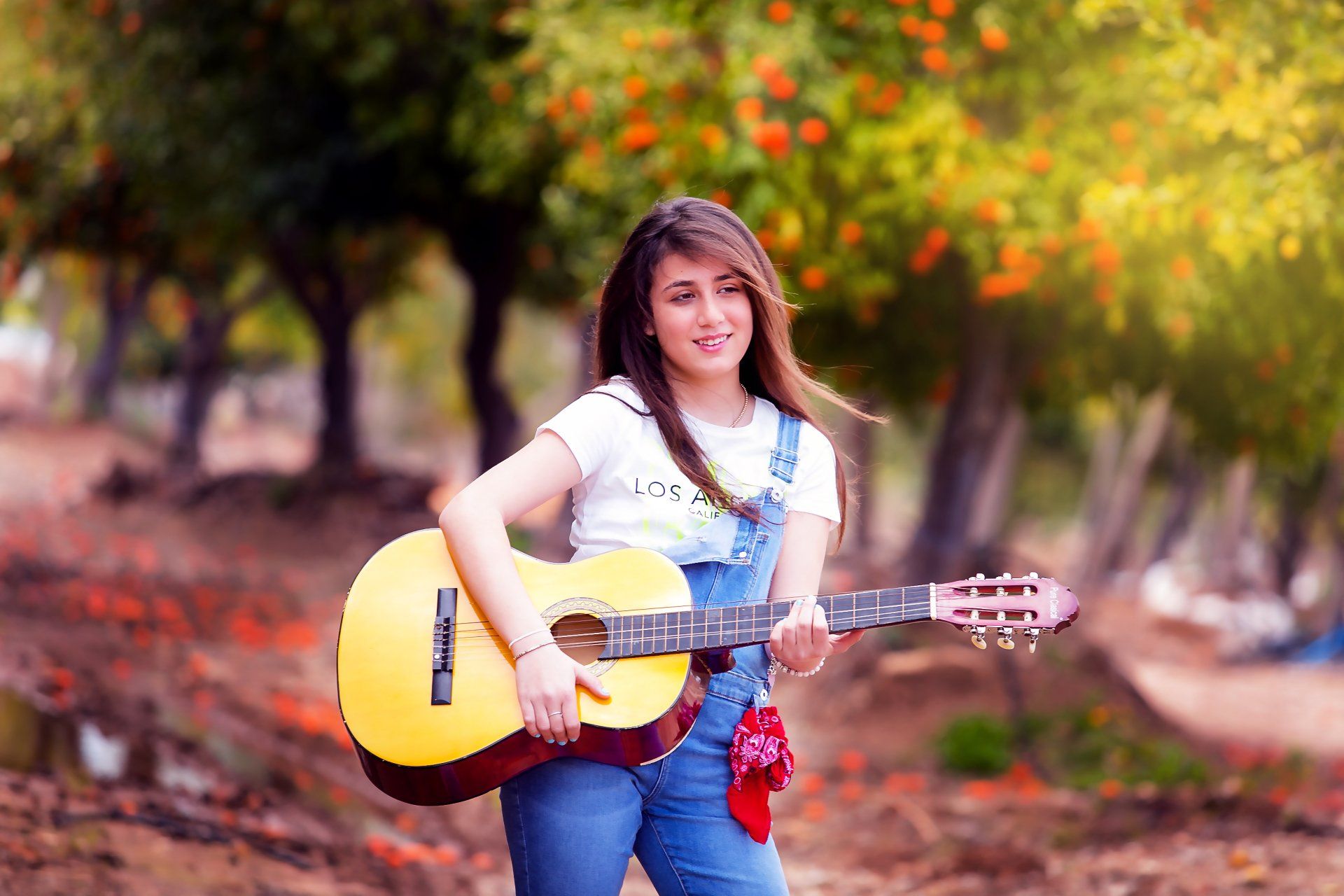 בוק בת מצווה בחורשה עם גיטרה