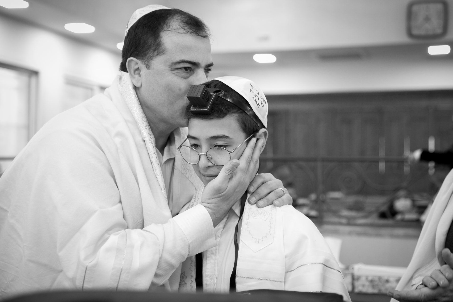 צילום משפחתי בבית הכנסת לרגל עלייה לתורה