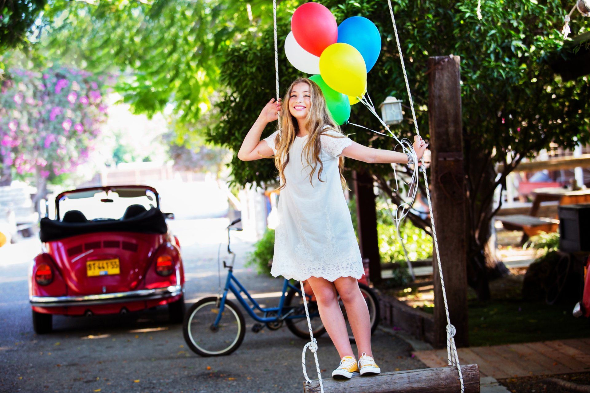 נערה בשמלת נסיכה לבנה – בוק בת מצווה קלאסי