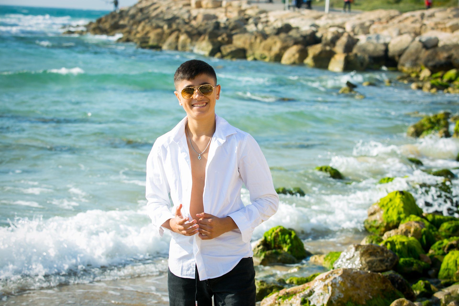 צילום בר מצווה מוקפד עם חליפה אלגנטית